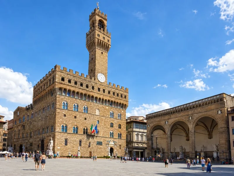 Piazza della Signoria con Palazzo Vecchio e la Loggia dei Lanzi; davanti al palazzo si trova la copia in marmo del David